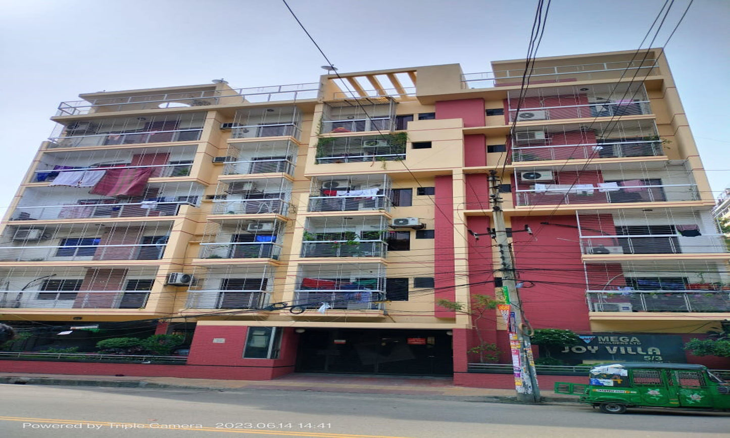Nice apartment 3 Bedroom, 2 Bathroom, 1 Kitchen, 1 Living and 1 Dining. Each apt. 1350 sqft. Asking price 1.35 core.